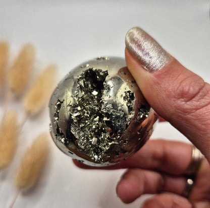 Edelsteen Bol Pyriet 40-50 mm – Hoge Kwaliteit met Druzy Kristallen