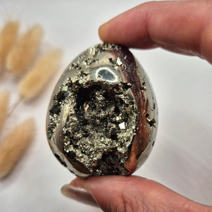 Edelsteen Bol Pyriet 40-50 mm – Hoge Kwaliteit met Druzy Kristallen