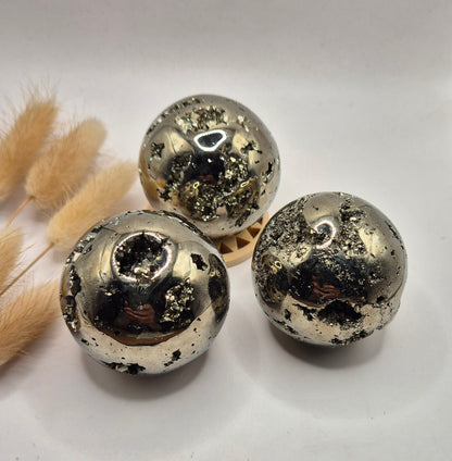 Edelsteen Bol Pyriet 50–60 mm – Hoge Kwaliteit met Druzy Kristallen