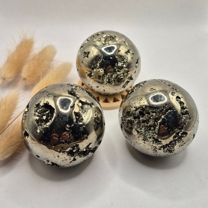 Edelsteen Bol Pyriet 50–60 mm – Hoge Kwaliteit met Druzy Kristallen