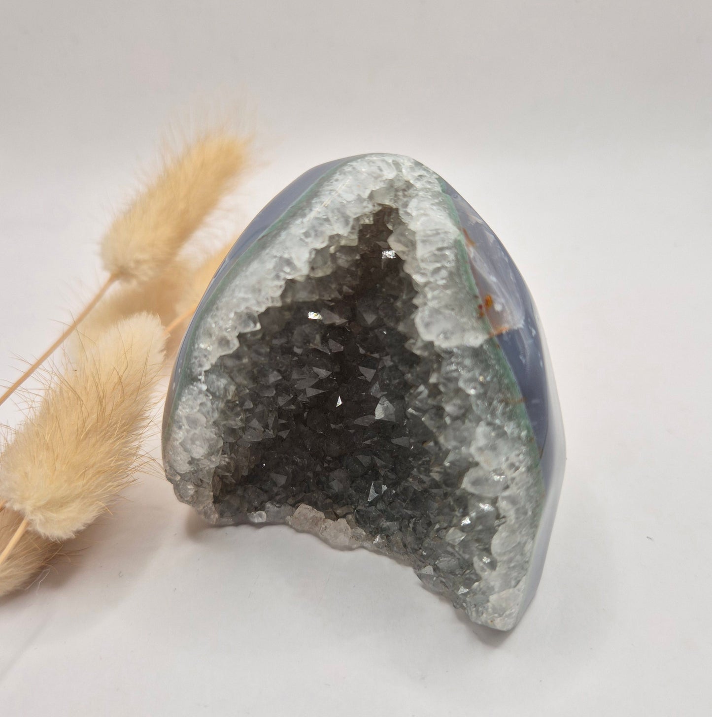 Druzy Grauer Achat - Tropfenförmiger stehender Edelsteinkristall - Nr. 12. 86 Gramm