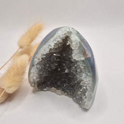 Druzy Grauer Achat - Tropfenförmiger stehender Edelsteinkristall - Nr. 12. 86 Gramm