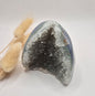 Druzy Grauer Achat - Tropfenförmiger stehender Edelsteinkristall - Nr. 12. 86 Gramm