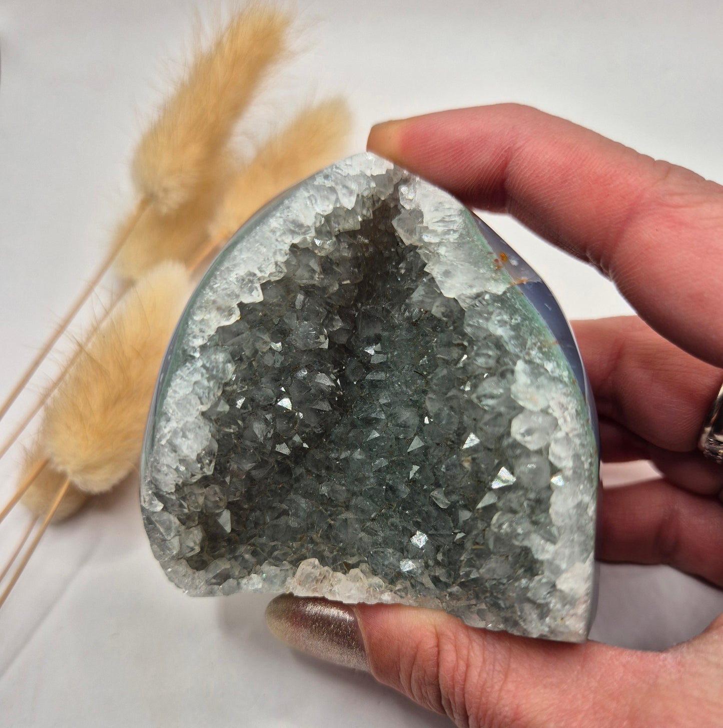 Druzy Grauer Achat - Tropfenförmiger stehender Edelsteinkristall - Nr. 12. 86 Gramm