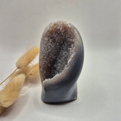 Druzy Grauer Achat - Tropfenförmiger stehender Edelsteinkristall - Nr. 12. 86 Gramm