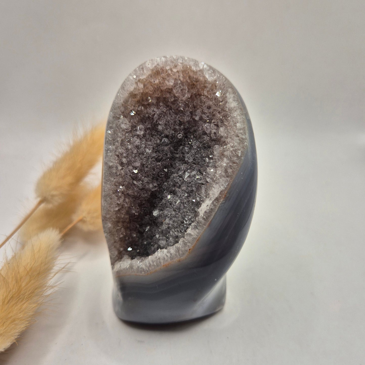 Druzy Grauer Achat - Tropfenförmiger stehender Edelsteinkristall - Nr. 12. 86 Gramm