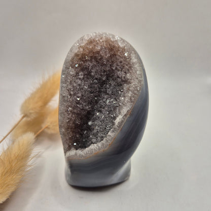 Druzy Grauer Achat - Tropfenförmiger stehender Edelsteinkristall - Nr. 12. 86 Gramm