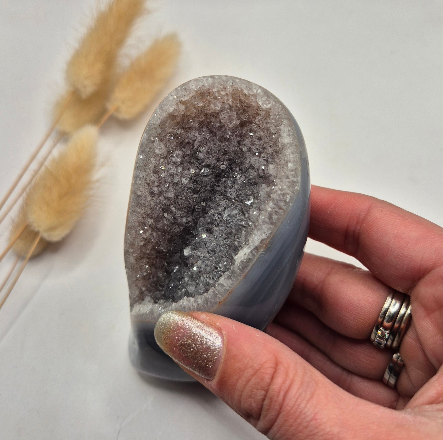 Druzy Grauer Achat - Tropfenförmiger stehender Edelsteinkristall - Nr. 12. 86 Gramm