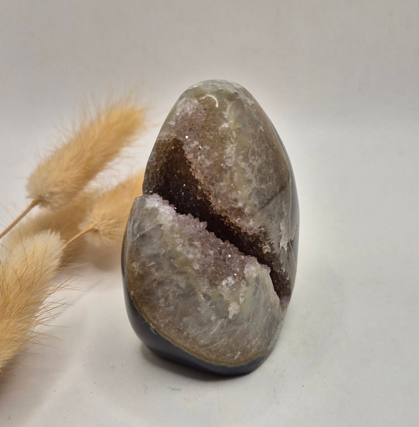Druzy Grauer Achat - Tropfenförmiger stehender Edelsteinkristall - Nr. 12. 86 Gramm