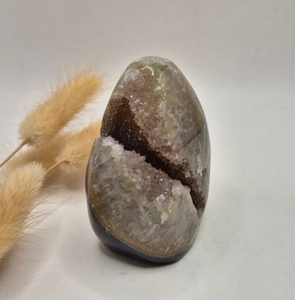 Druzy Grauer Achat - Tropfenförmiger stehender Edelsteinkristall - Nr. 12. 86 Gramm