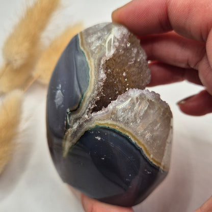 Druzy Grauer Achat - Tropfenförmiger stehender Edelsteinkristall - Nr. 12. 86 Gramm