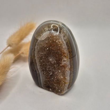Druzy Grauer Achat - Tropfenförmiger stehender Edelsteinkristall - Nr. 12. 86 Gramm
