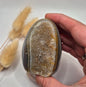 Druzy Grauer Achat - Tropfenförmiger stehender Edelsteinkristall - Nr. 12. 86 Gramm