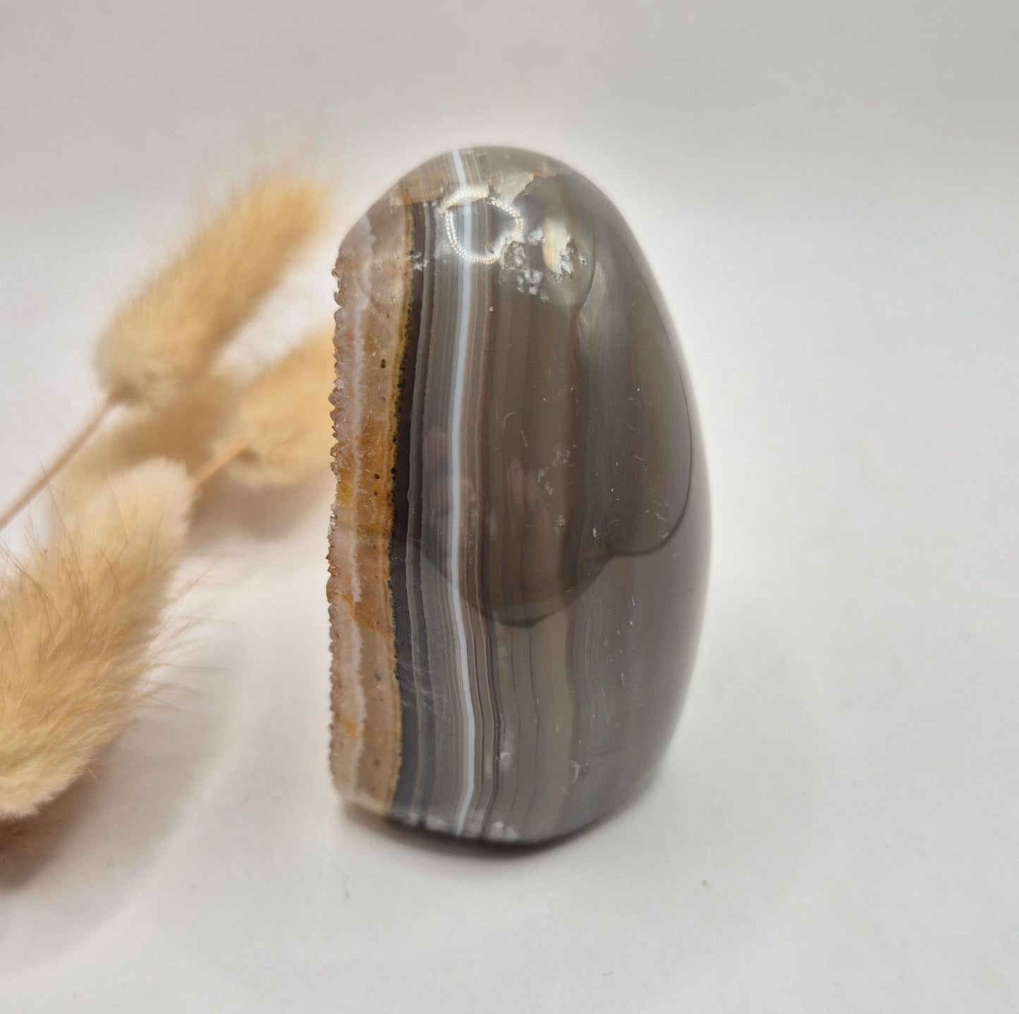 Druzy Grauer Achat - Tropfenförmiger stehender Edelsteinkristall - Nr. 12. 86 Gramm