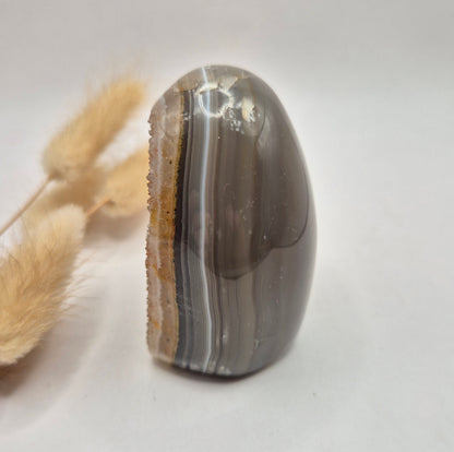 Druzy Grauer Achat - Tropfenförmiger stehender Edelsteinkristall - Nr. 12. 86 Gramm