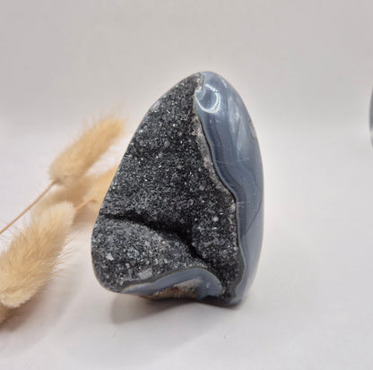 Druzy Grauer Achat - Tropfenförmiger stehender Edelsteinkristall - Nr. 12. 86 Gramm