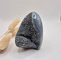 Druzy Grauer Achat - Tropfenförmiger stehender Edelsteinkristall - Nr. 12. 86 Gramm