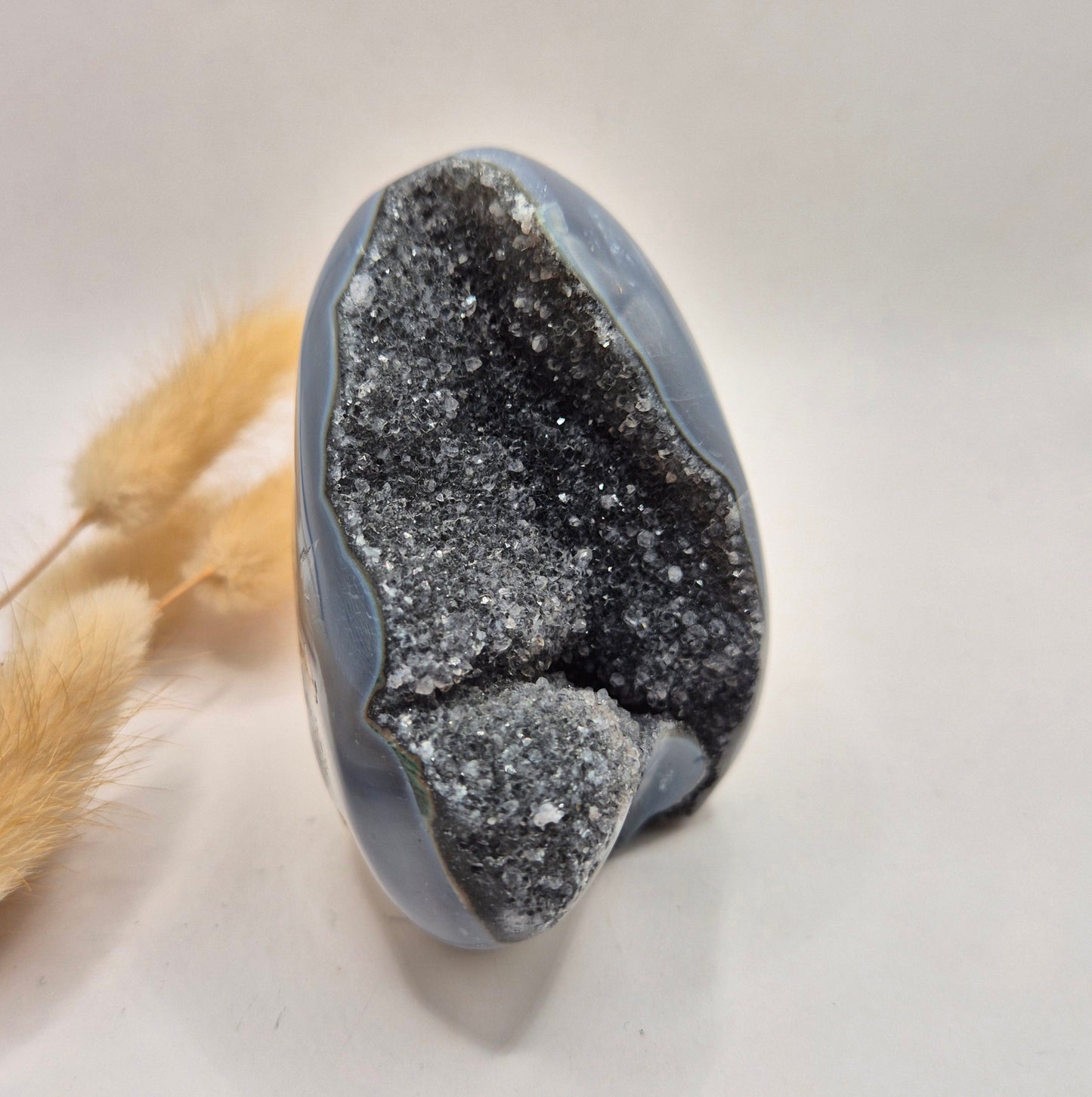 Druzy Grauer Achat - Tropfenförmiger stehender Edelsteinkristall - Nr. 12. 86 Gramm