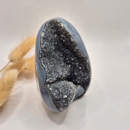 Druzy Grauer Achat - Tropfenförmiger stehender Edelsteinkristall - Nr. 12. 86 Gramm