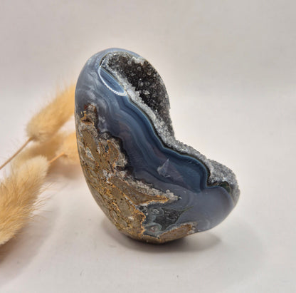 Druzy Grauer Achat - Tropfenförmiger stehender Edelsteinkristall - Nr. 12. 86 Gramm