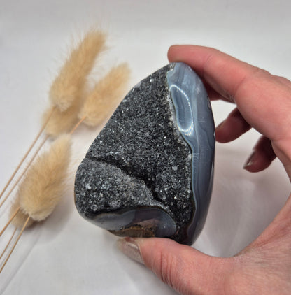 Druzy Grauer Achat - Tropfenförmiger stehender Edelsteinkristall - Nr. 12. 86 Gramm