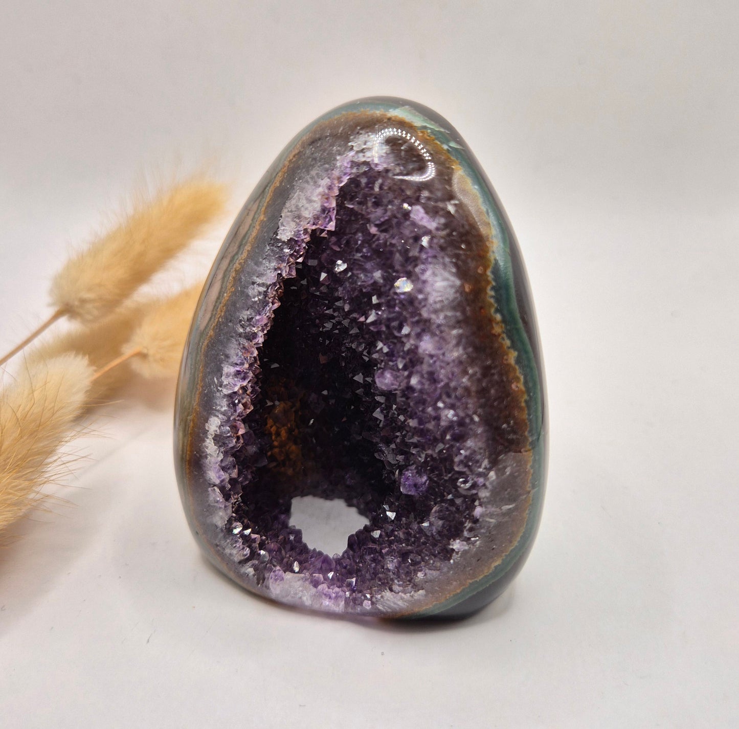 Druzy Grauer Achat - Tropfenförmiger stehender Edelsteinkristall - Nr. 12. 86 Gramm