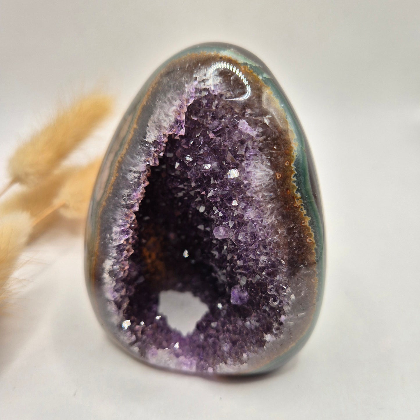 Druzy Grauer Achat - Tropfenförmiger stehender Edelsteinkristall - Nr. 12. 86 Gramm