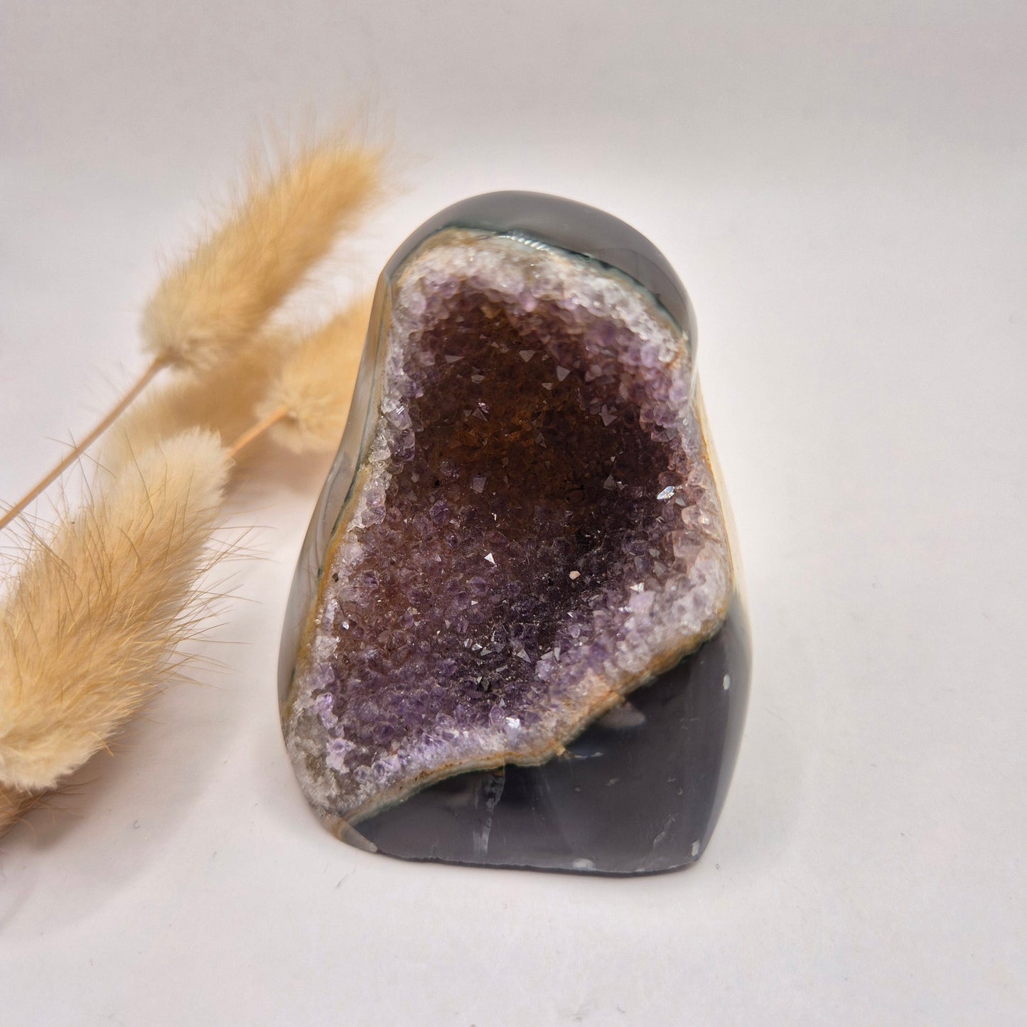 Druzy Grauer Achat - Tropfenförmiger stehender Edelsteinkristall - Nr. 12. 86 Gramm