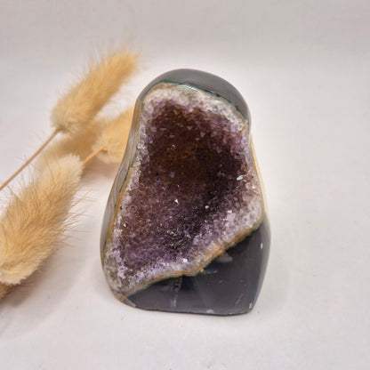 Druzy Grauer Achat - Tropfenförmiger stehender Edelsteinkristall - Nr. 12. 86 Gramm