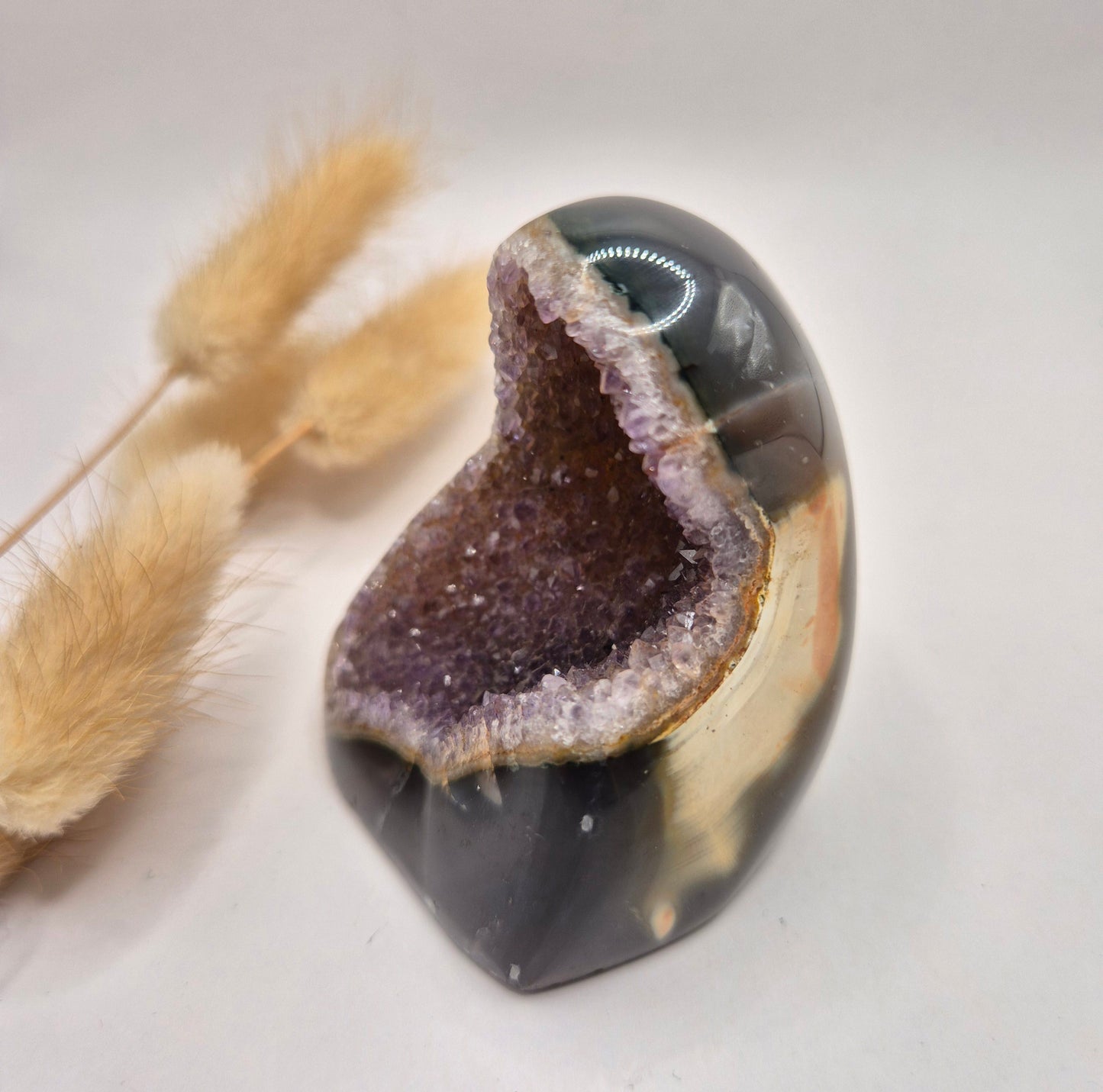 Druzy Grauer Achat - Tropfenförmiger stehender Edelsteinkristall - Nr. 12. 86 Gramm