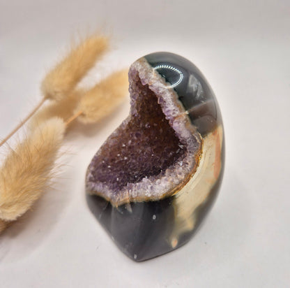 Druzy Grauer Achat - Tropfenförmiger stehender Edelsteinkristall - Nr. 12. 86 Gramm