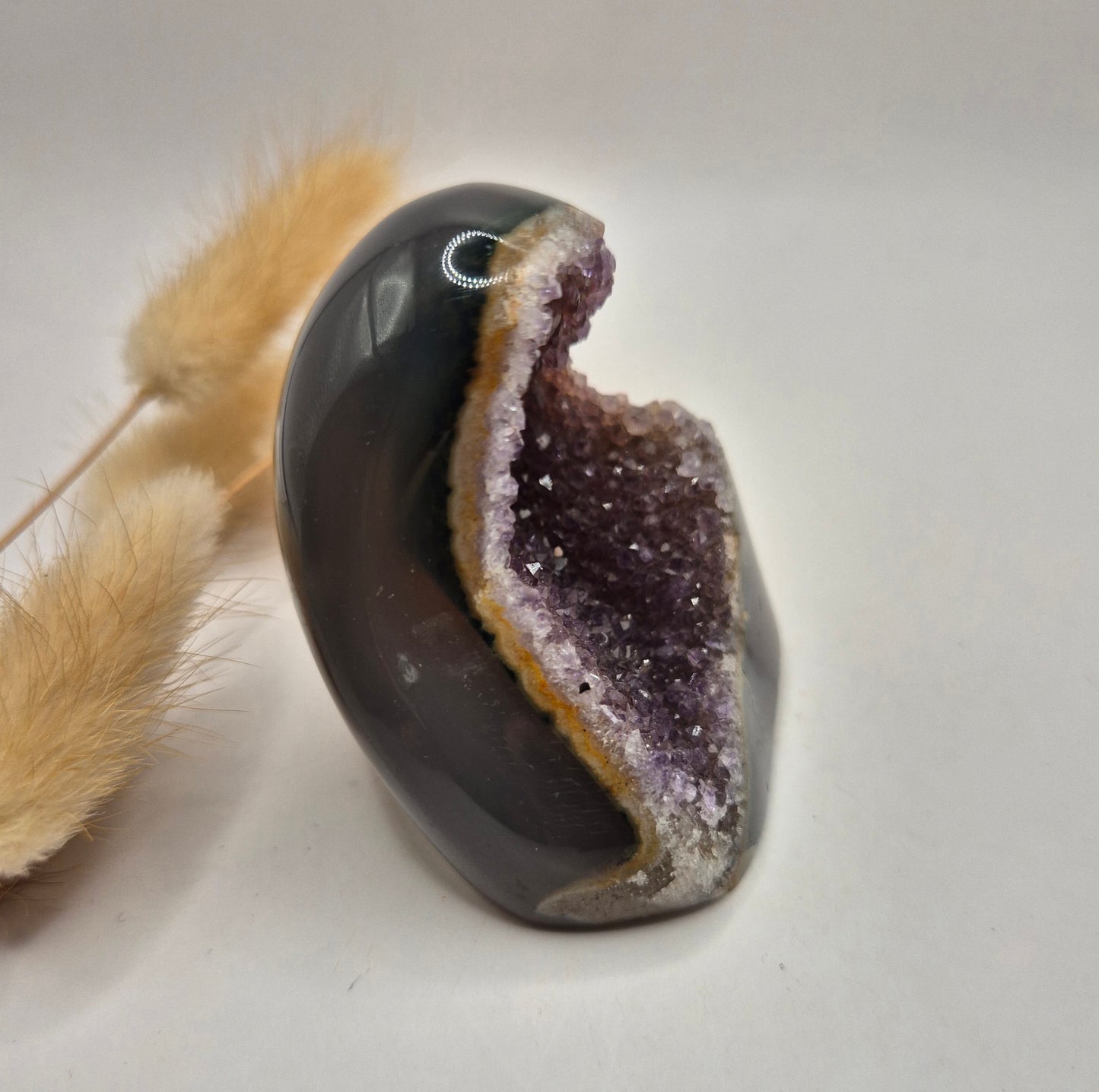 Druzy Grauer Achat - Tropfenförmiger stehender Edelsteinkristall - Nr. 12. 86 Gramm