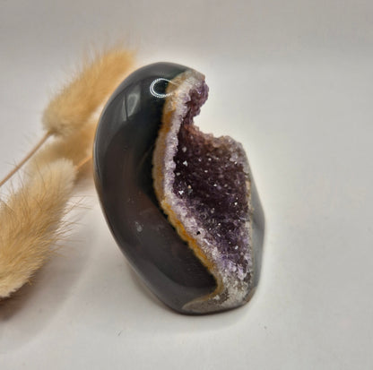 Druzy Grauer Achat - Tropfenförmiger stehender Edelsteinkristall - Nr. 12. 86 Gramm