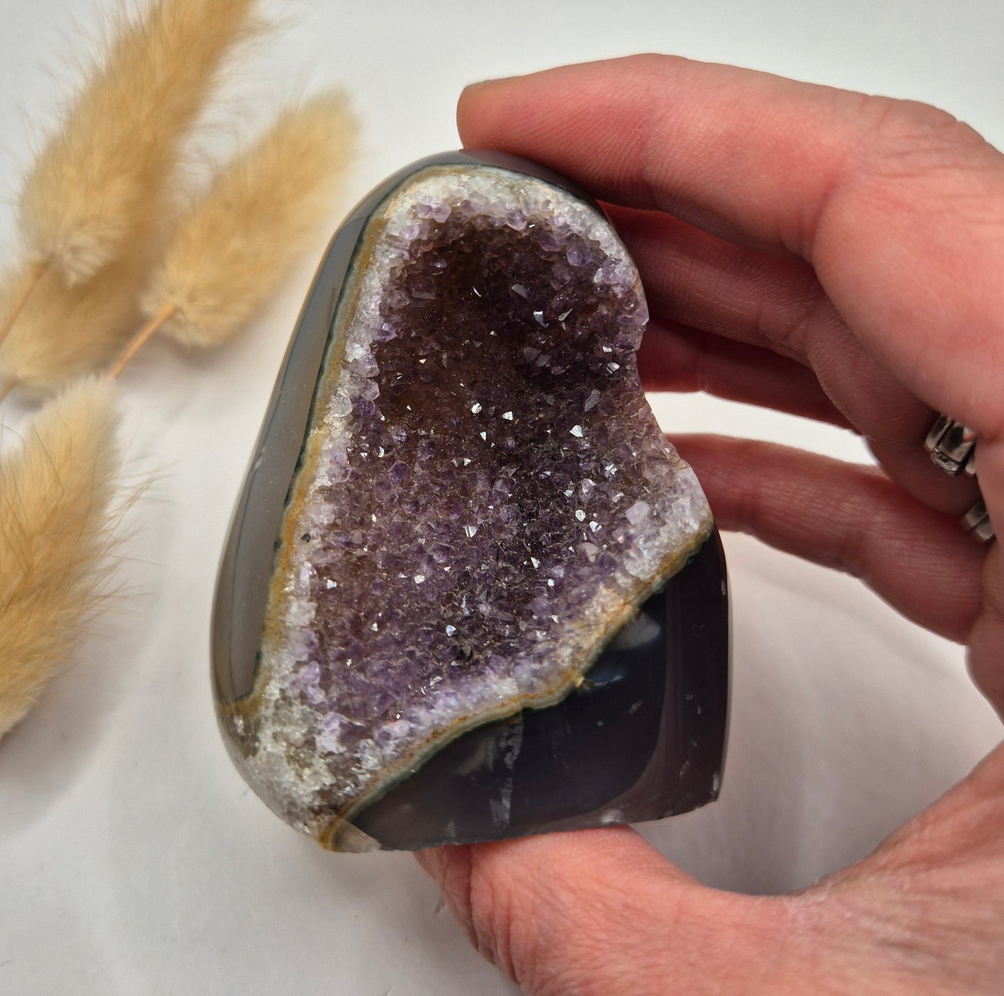 Druzy Grauer Achat - Tropfenförmiger stehender Edelsteinkristall - Nr. 12. 86 Gramm