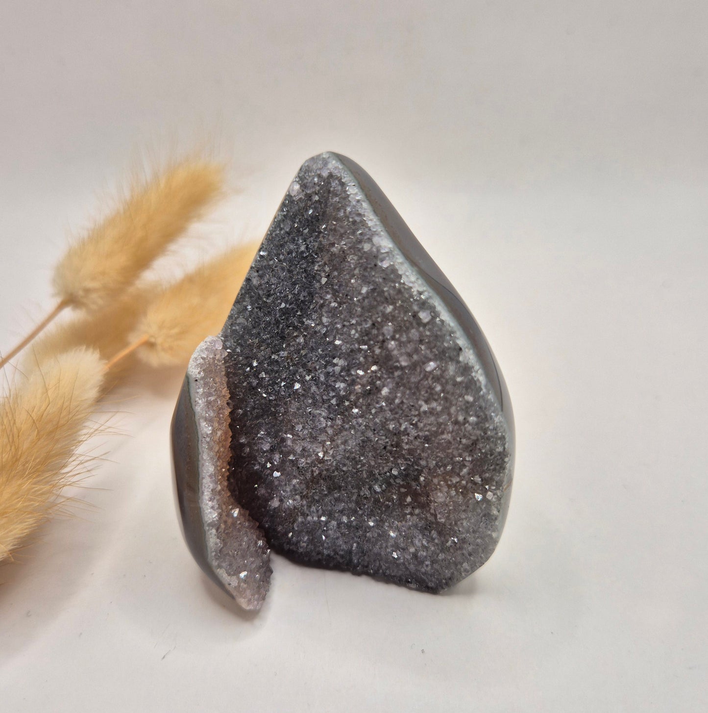 Druzy Grauer Achat - Tropfenförmiger stehender Edelsteinkristall - Nr. 12. 86 Gramm