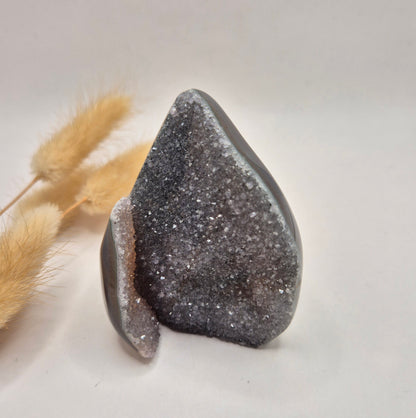 Druzy Grauer Achat - Tropfenförmiger stehender Edelsteinkristall - Nr. 12. 86 Gramm