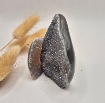 Druzy Grauer Achat - Tropfenförmiger stehender Edelsteinkristall - Nr. 12. 86 Gramm