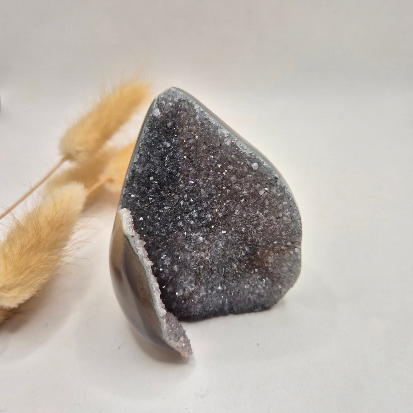 Druzy Grauer Achat - Tropfenförmiger stehender Edelsteinkristall - Nr. 12. 86 Gramm