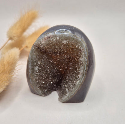 Druzy Grauer Achat - Tropfenförmiger stehender Edelsteinkristall - Nr. 12. 86 Gramm