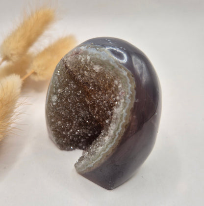 Druzy Grauer Achat - Tropfenförmiger stehender Edelsteinkristall - Nr. 12. 86 Gramm