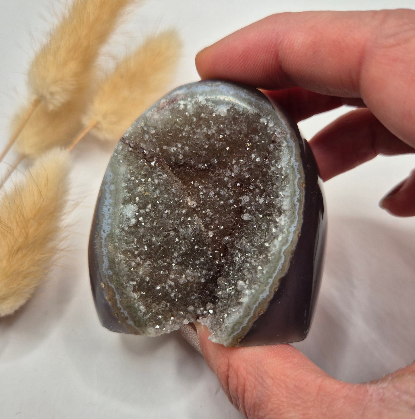 Druzy Grauer Achat - Tropfenförmiger stehender Edelsteinkristall - Nr. 12. 86 Gramm