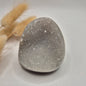 Druzy Grauer Achat - Tropfenförmiger stehender Edelsteinkristall - Nr. 12. 86 Gramm