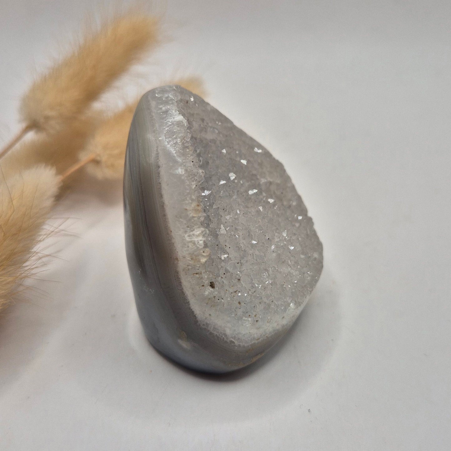 Druzy Grauer Achat - Tropfenförmiger stehender Edelsteinkristall - Nr. 12. 86 Gramm