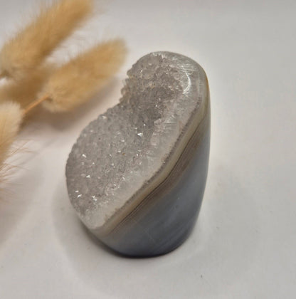 Druzy Grauer Achat - Tropfenförmiger stehender Edelsteinkristall - Nr. 12. 86 Gramm