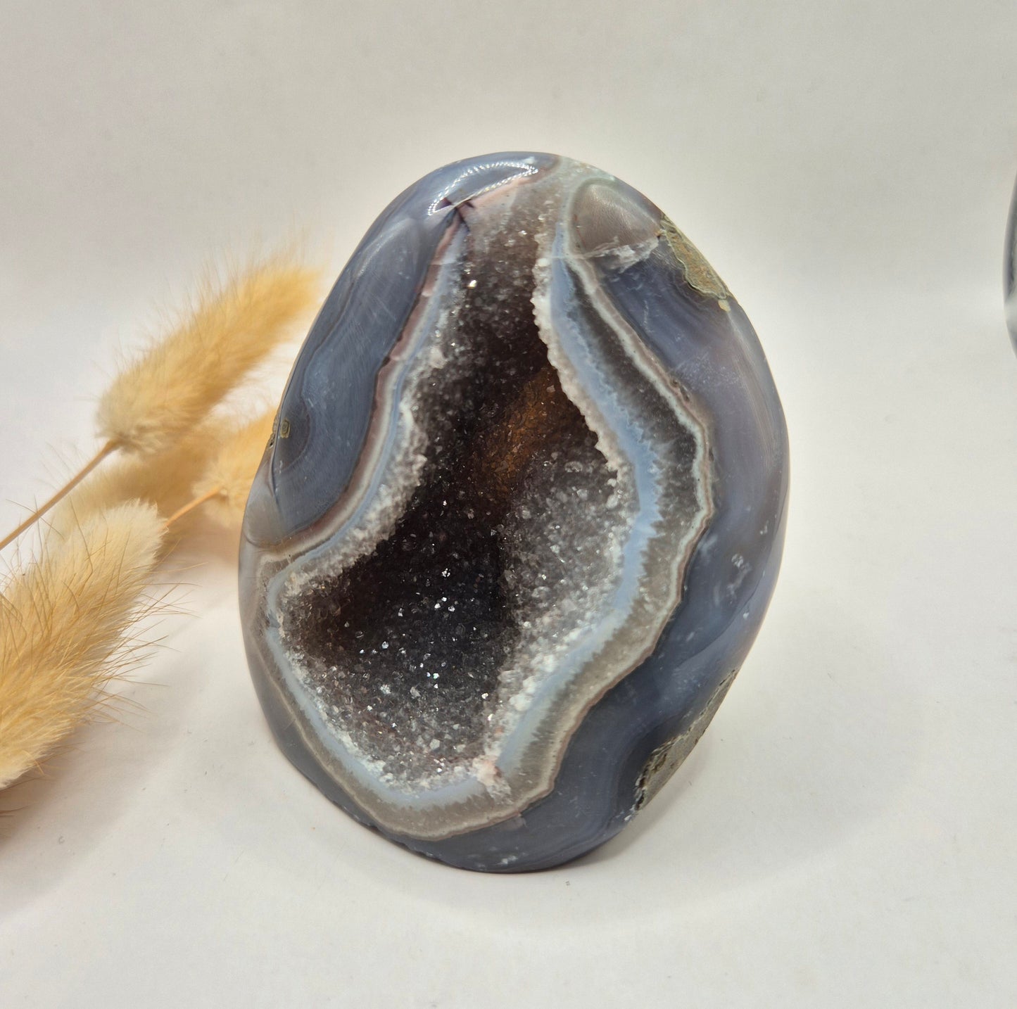 Druzy Grauer Achat - Tropfenförmiger stehender Edelsteinkristall - Nr. 12. 86 Gramm