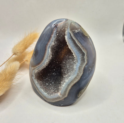 Druzy Grauer Achat - Tropfenförmiger stehender Edelsteinkristall - Nr. 12. 86 Gramm
