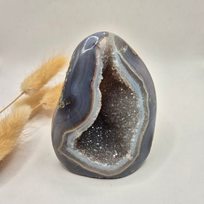 Druzy Grauer Achat - Tropfenförmiger stehender Edelsteinkristall - Nr. 12. 86 Gramm