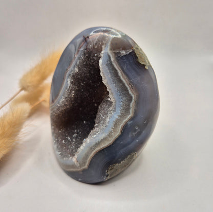Druzy Grauer Achat - Tropfenförmiger stehender Edelsteinkristall - Nr. 12. 86 Gramm