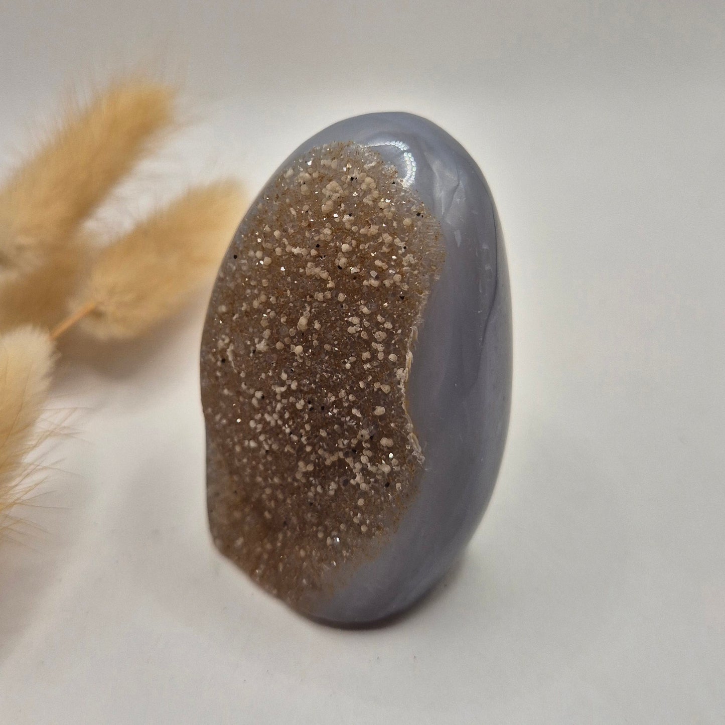 Druzy Grauer Achat - Tropfenförmiger stehender Edelsteinkristall - Nr. 12. 86 Gramm