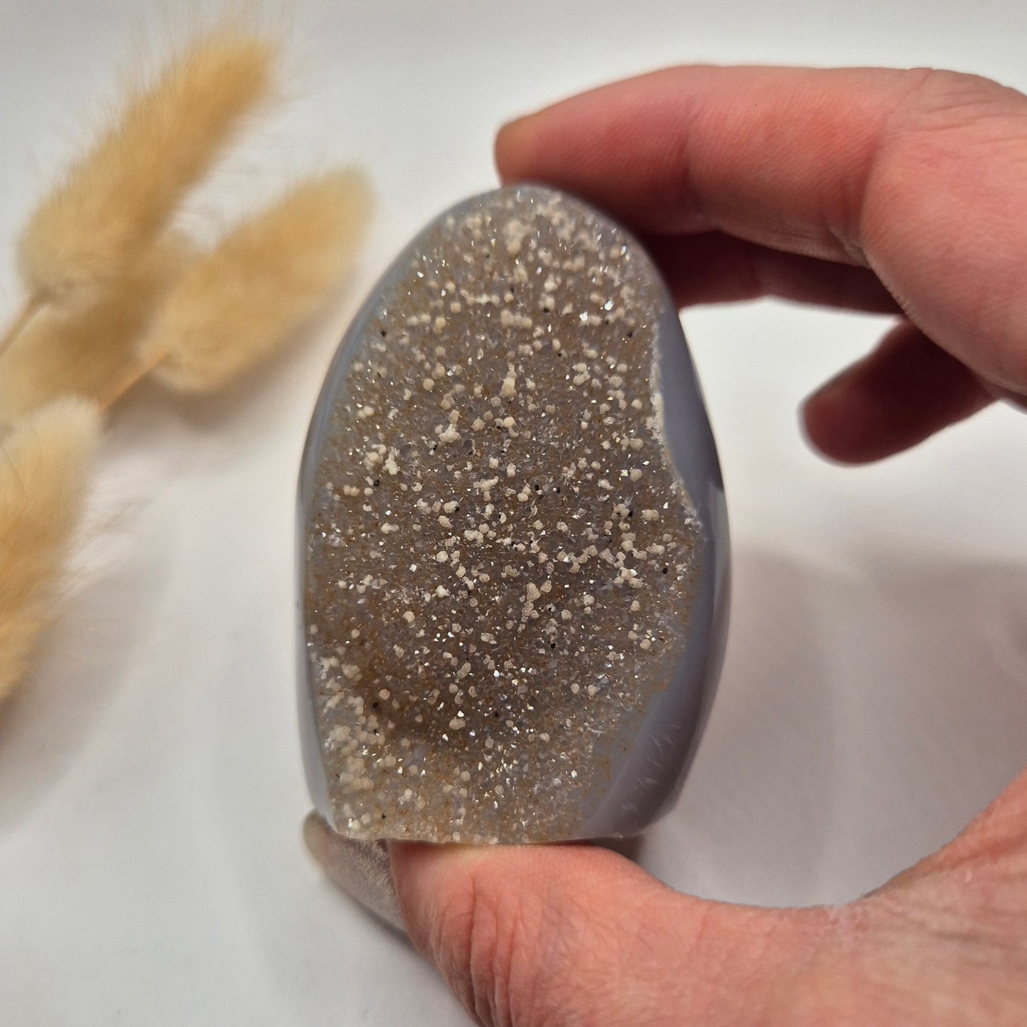 Druzy Grauer Achat - Tropfenförmiger stehender Edelsteinkristall - Nr. 12. 86 Gramm